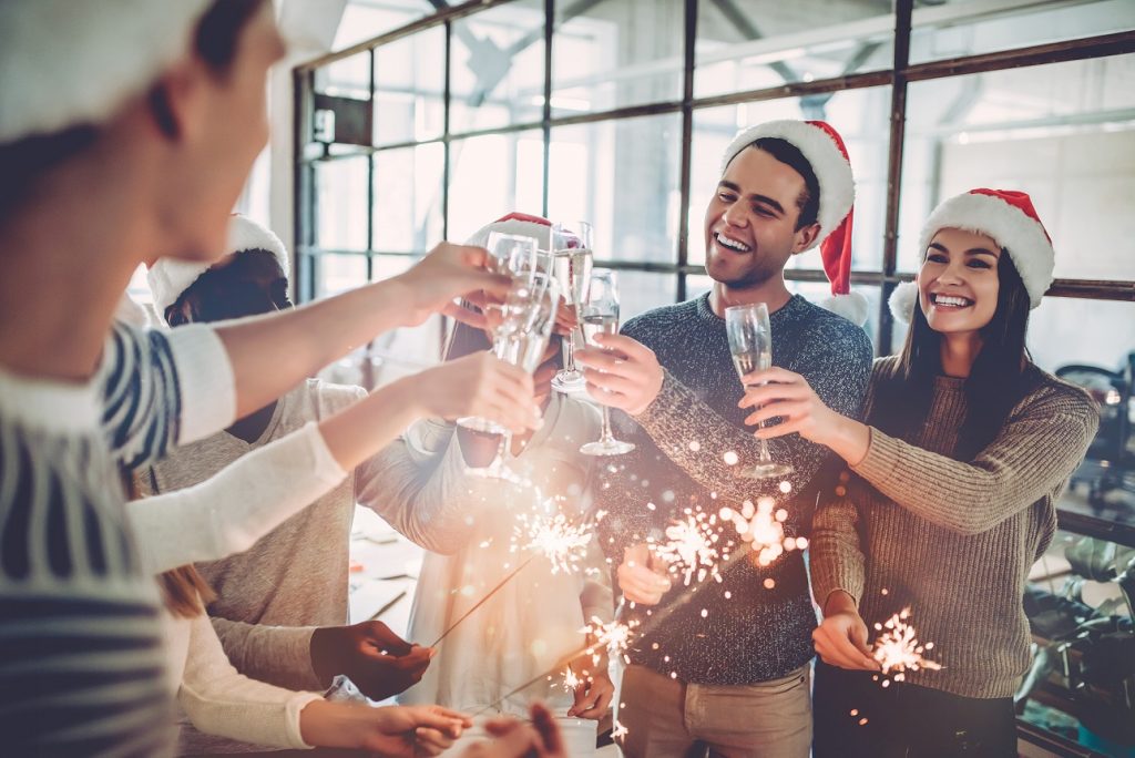 Termina el 2022 y las áreas de RRHH de las empresas empiezan a organizar la fiesta de fin de año. ¡Conoce todos los tips para organizar la mejor despedida del año!